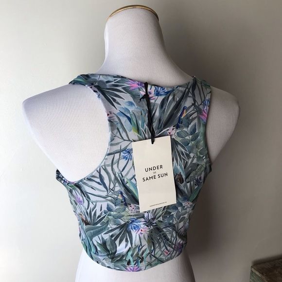 Under the same sun yoga crop top, size L - Picture 4 of 9